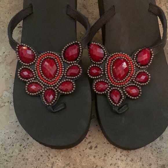 Two pairs of beaded wedge flip-flops 7/8 - Picture 4 of 10